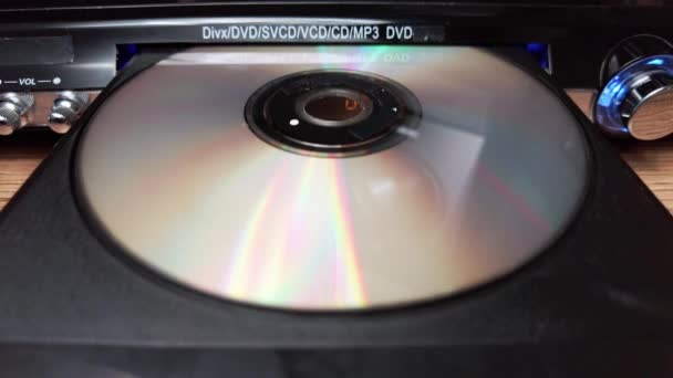 光盘是从Dvd播放机上弹出的 男性手把Cd从Cd播放机上卸下 在激光光学信息存储介质上记录的音乐 电影或数据 卸下光碟 — 图库视频影像