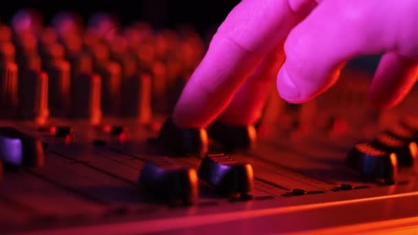 Ses Mühendisi Ses Karıştırıcıyı Neon Işıkta Yukarı Aşağı Hareket Ettirir — Stok video