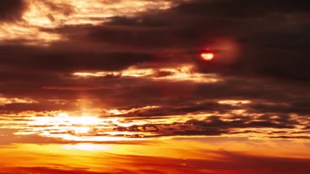 オレンジ色の空の地平線の上のタイムラプスサンセット 劇的な雲 4Kについて 明るい太陽が地平線の上に沈んでいる エピック 鮮やかな色 タイムラウンド サンダウン — ストック動画