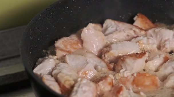 Bucățile Carne Pui Sunt Prăjite Într Tigaie Bucătăria Acasă Carnea — Videoclip de stoc
