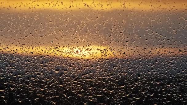Damlalar Rengarenk Günbatımı Gökyüzüne Karşı Pencerenin Camından Yavaşça Süzülür Turuncu — Stok video