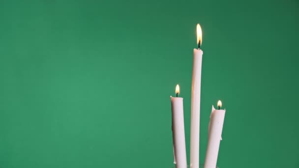 Три Свечи Горят Зеленом Фоне Хромы Пламя Свечи Крупным Планом — стоковое видео