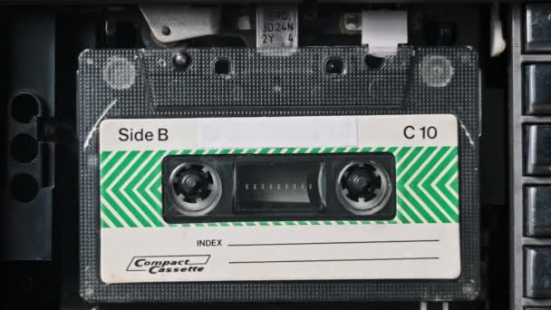 录音机里的盒式磁带是在特写时播放的 播放旧盒式磁带 复古留声机中的复古录音 录制或重放对话 复古磁带卷轴在甲板上旋转 — 图库视频影像