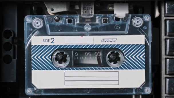 录音带录音机回放 播放一个旧的盒式磁带特写 复古留声机中的复古录音 怀旧的磁带卷轴在甲板上旋转 谈话录音 80年代 — 图库视频影像