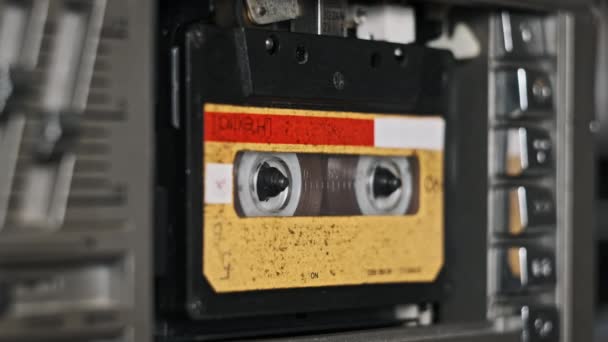 Аудиокассета Магнитофоне Проигрывается Крупным Планом Включаю Жёлтую Аудиокассету Винтажное Звучание — стоковое видео