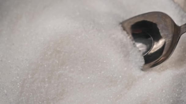 スローモーションで砂糖ボウルから砂糖の完全なティースプーンを取る 白い粒状の砂糖のティースプーンを測定する 砂糖中毒 不健康な食事 太りすぎ 糖尿病 肥満4K — ストック動画