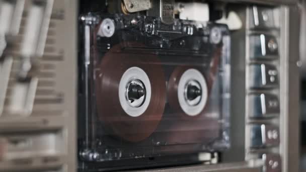 Audio Tape Recorder Afspelen Invoegen Uitwerpen Vintage Transparante Audio Cassette — Stockvideo