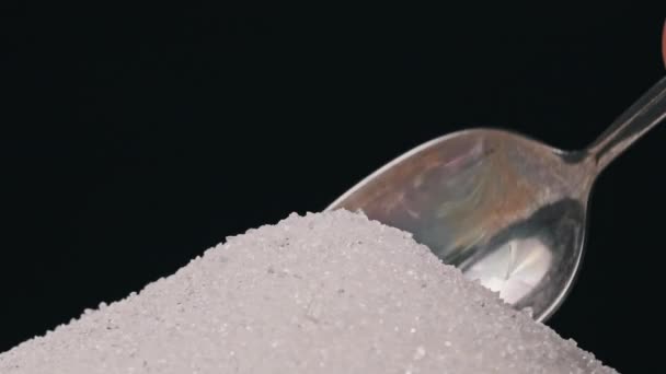 슬로우 모션의 더미에서 설탕의 티스푼을 측정합니다 검은색 클로즈업에 설탕의 숟가락을 — 비디오