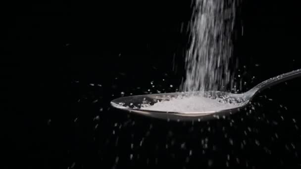 Сахар Падает Ложку Черном Фоне Замедленной Съемки Крупным Планом Измерьте — стоковое видео
