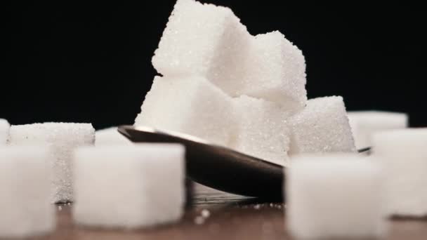 Los Cubos Azúcar Una Cuchara Giran Sobre Mesa Sobre Fondo — Vídeos de Stock