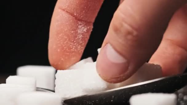Los Cubos Azúcar Una Cuchara Son Una Rotación Suave Primer — Vídeos de Stock