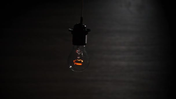 Висящая Проволоке Лампа Накаливания Включается Выключается Мерцает Черном Фоне Место — стоковое видео