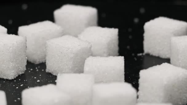 Kostki Cukru Obracają Się Stole Bliska Wiele Białego Cukru Rafinowanego — Wideo stockowe