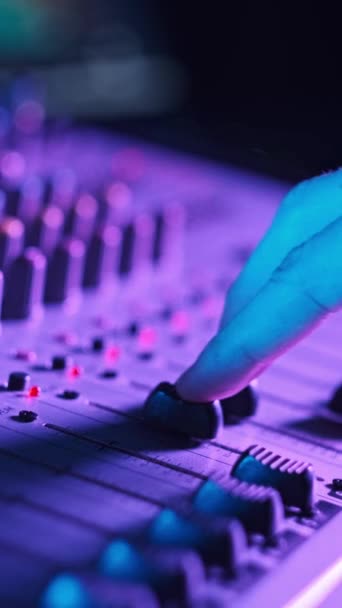 Dikey Ses Mühendisi Faders Neon Işıklı Yakın Plan Ses Mikserinde — Stok video