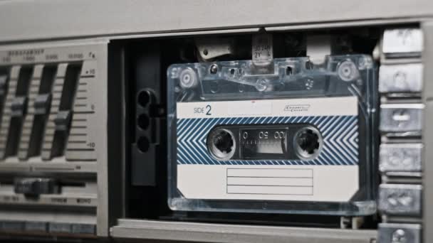 Audio Tape Recorder Afspelen Invoegen Uitwerpen Vintage Audio Cassette Close — Stockvideo