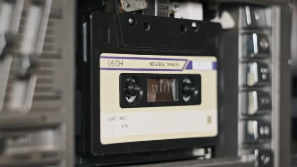 Legen Sie Eine Audiokassette Ein Tonbandgerät Und Spielen Auswerfen Nahaufnahme — Stockvideo