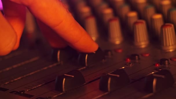 Звуковой Инженер Перемещает Усилители Вверх Вниз Аудиомиксере Неоновом Свете Крупным — стоковое видео