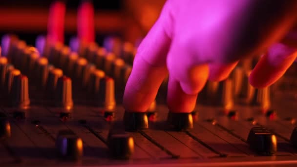 Zvukový Technik Pohybuje Zeslabovači Nahoru Dolů Audio Mixéru Neonovém Světle — Stock video