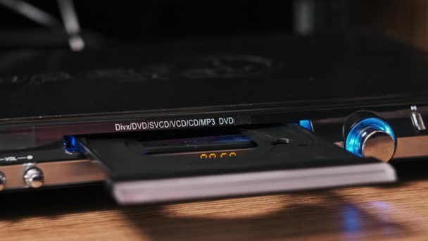 Dvd Cdプレーヤーからコンパクトなディスクをロードします 男性の手はCdプレーヤーのトレイのクローズアップにCdをロードします レーザー光学情報記憶媒体に記録された音楽 またはデータ コンパクトディスクの読み込み — ストック動画