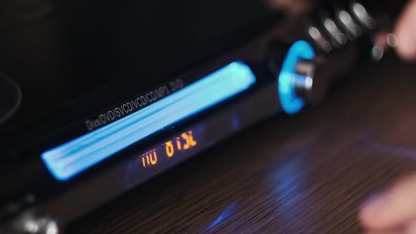 Dvd光盘被插入到播放器中 男性手将Cd装入Cd播放机托盘的特写中 在激光光学信息存储介质上记录的音乐 电影或数据 装载量光碟 — 图库视频影像