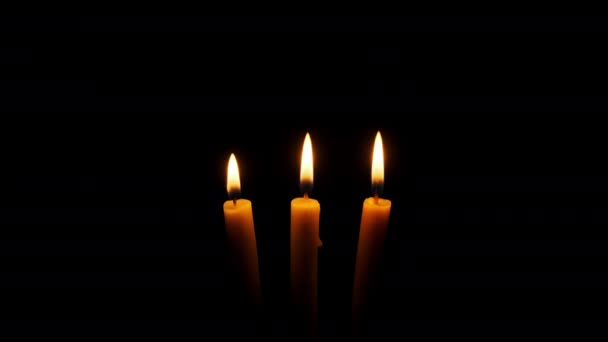 Tři Svíčky Hořící Zhasnuté Černém Pozadí Kopírujte Prostor Plameny Svíček — Stock video