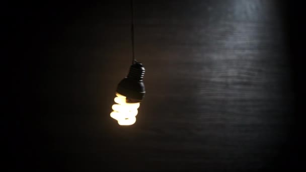 Primer Plano Lámpara Fluorescente Parpadeando Iluminando Balanceándose Suavemente Sobre Cable — Vídeos de Stock