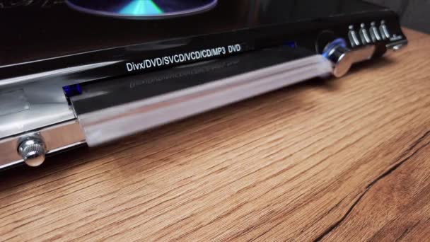Compact Disc Dikeluarkan Dari Pemutar Dvd Laki Laki Tangan Membongkar — Stok Video