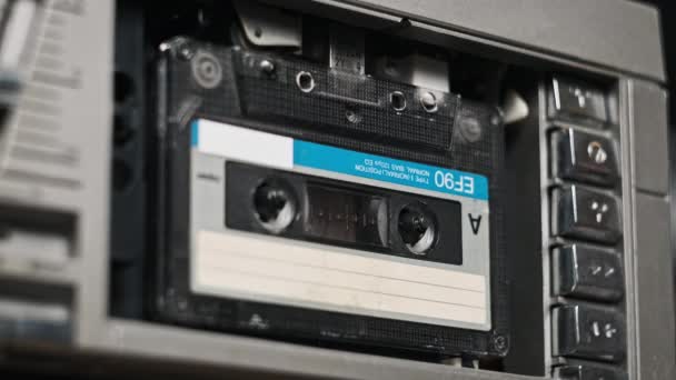 Аудиокассеты Меняются Ретро Магнитофоне Много Различных Цветов Аудиокассеты Играют Ленте — стоковое видео