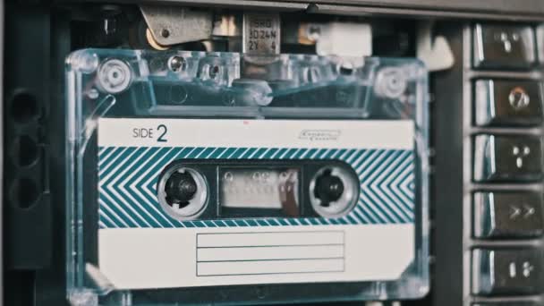 Een Audiocassette Een Bandrecorder Wordt Close Afgespeeld Speel Audiocassette Vintage — Stockvideo