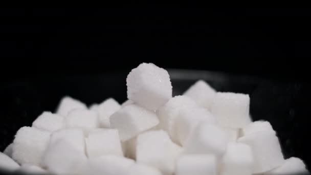 Hromada Kostek Cukru Černé Desce Otáčí Zblízka Stole Točí Mnoho — Stock video