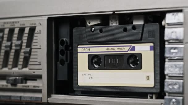 Włóż Kasetę Audio Magnetofonu Odtwórz Wyrzuć Zamknij Odtwarzam Starą Kasetę — Wideo stockowe
