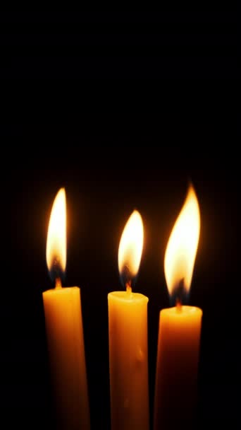 Svislé Tři Svíčky Hořící Zhasínající Černém Pozadí Kopírujte Prostor Plameny — Stock video