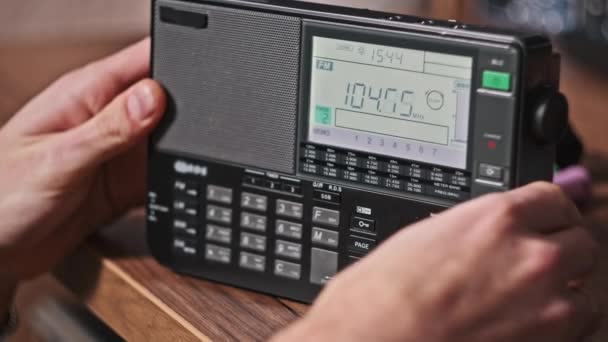 Man Frequência Pesquisa Estações Rádio Modern Radio Digital Lcd Scale — Vídeo de Stock