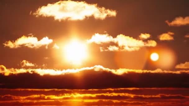 Fantastisk Solnedgång Orange Himmel Med Mörka Dramatiska Moln Timelapse Ljus — Stockvideo