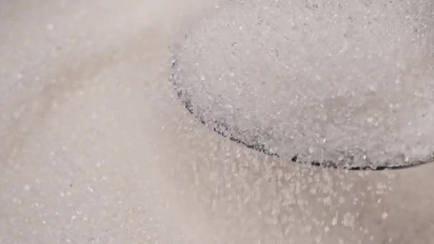砂糖ボールのクローズアップ スローモーションから砂糖の完全なティースプーンを取る 白い粒状糖のスプーンで測定する スプーンから砂糖が落ちる 不健康な食事 過体重 糖尿病肥満 — ストック動画