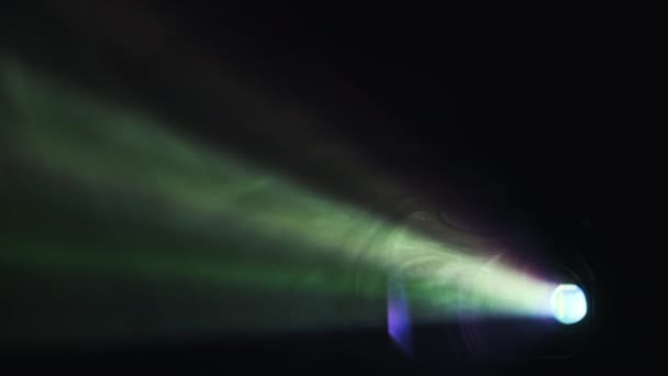 Projektorobjektiv Fångar Intensivt Flerfärgat Ljus Rök Bländande Ljusa Strålar Omges — Stockvideo