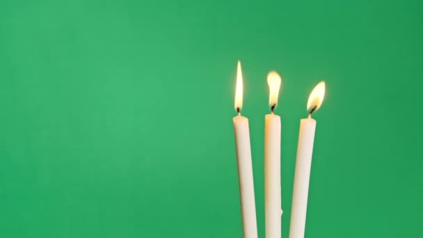 Три Свечи Зажжены Зеленом Фоне Пламя Свечи Хромовом Ключе Принято — стоковое видео