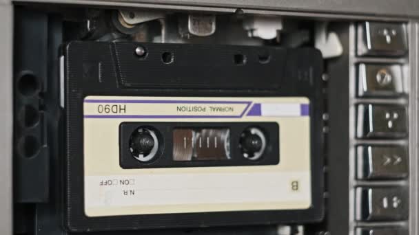 Inserte Casete Audio Una Grabadora Reproducción Expulsión Primer Plano Reproducción — Vídeos de Stock