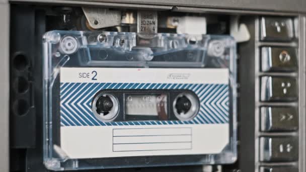 Вставьте Аудиокассету Магнитофон Играйте Катапультируйтесь Крупным Планом Включаю Старую Аудиокассету — стоковое видео