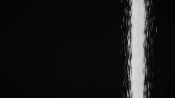 Цукор Розливає Струмок Чорному Тлі Повільному Русі Впритул Білий Цукор — стокове відео
