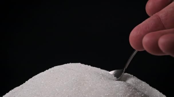 Ottenere Cucchiaio Pieno Zucchero Mucchio Zucchero Sfondo Nero Slow Motion — Video Stock