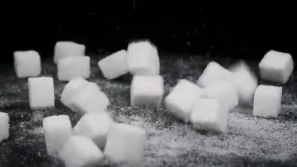 Кубики Сахара Падают Вращающийся Стол Замедленной Съемке Твердые Куски Белого — стоковое видео