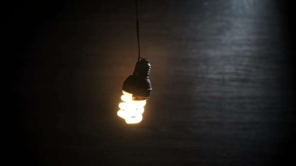 Spiral Fluorescerande Lampa Flimrar Lyser Upp Och Svingar Elektrisk Tråd — Stockvideo