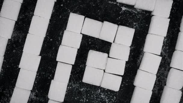 シュガー迷路 多くの砂糖キューブは 黒い背景にラビリンスの形状で折られています 砂糖中毒 不健康な食事 太りすぎ 糖尿病 問題解決 精神的健康を概念する — ストック動画
