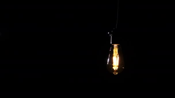 Ampoule Vintage Clignote Sur Fond Noir Lampe Tungstène Led Suspendue — Video
