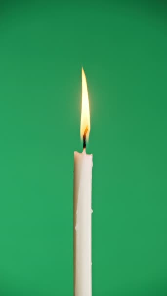 一根垂直的蜡烛在绿色的背景上燃烧 色键上的烛焰 复制空间 近照下的烛焰 阿尔法通道背景 孤立无援概念假期 记忆4K — 图库视频影像