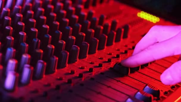 Zvukový Technik Pohybuje Zeslabovači Nahoru Dolů Audio Mixéru Neonovém Světle — Stock video