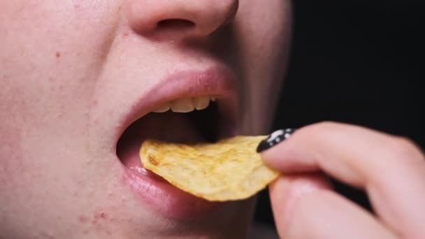 Mano Femenina Pone Chips Crujientes Boca Los Mastica Cámara Lenta — Vídeo de stock