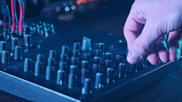 Pas Volumeregelaars Audio Mixer Neon Licht Close Geluidstechnicus Beweegt Faders — Stockvideo