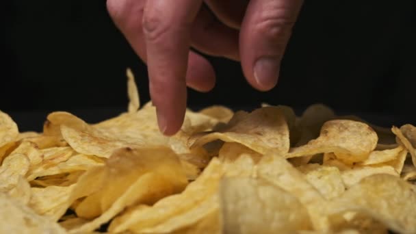 Mężczyzna Ręka Bierze Chipsy Ziemniaczane Zbliżenie Czarnym Tle Slow Motion — Wideo stockowe